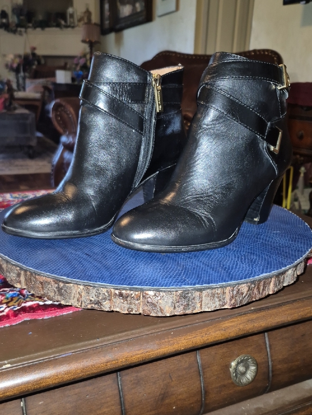 Louise et Cie Black Leather Ankle Booties with Buckle Detail Sz 7. (#812S)